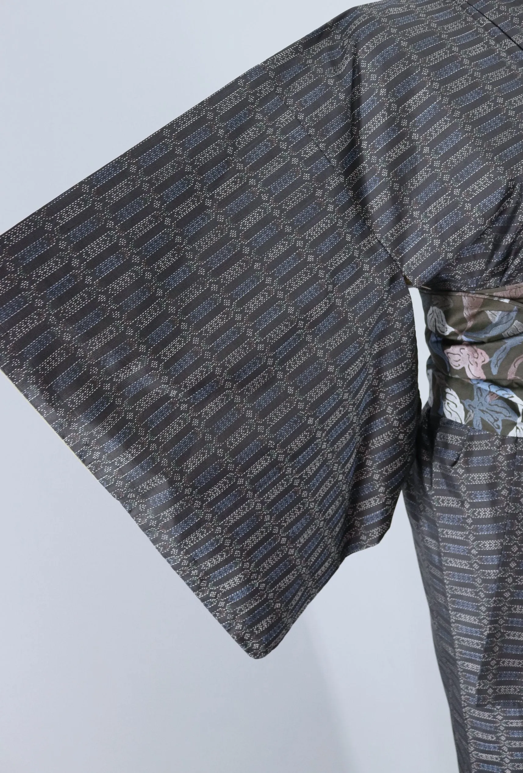 Vintage 1950s Silk Kimono Robe / Blue & Black Dotted Ikat